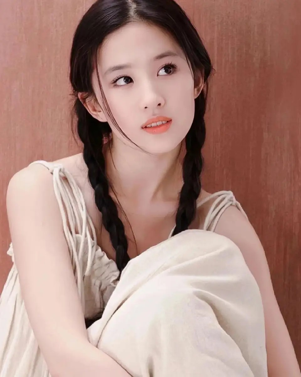 31岁章泽天与梁朝伟夫妇合照,刘嘉玲一个动作,奶茶未融入?