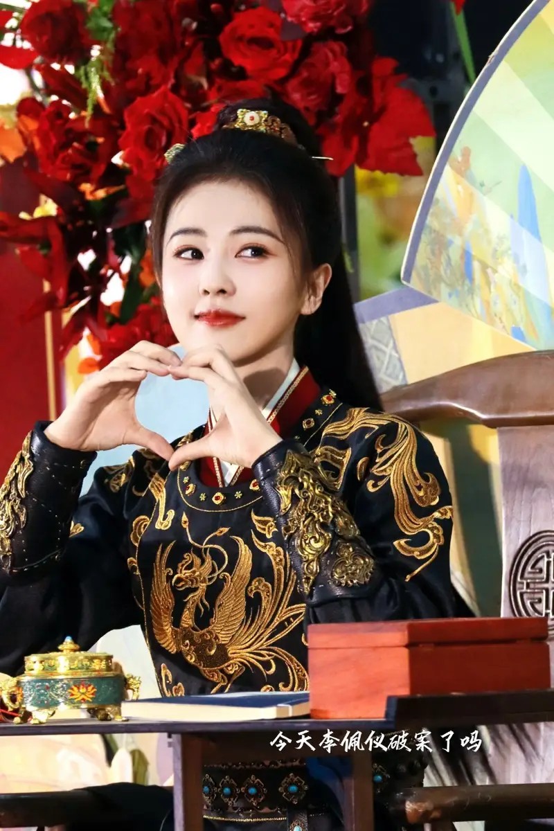 贾静雯大女儿梧桐妹为两位父亲庆生,展现重组家庭温馨和谐