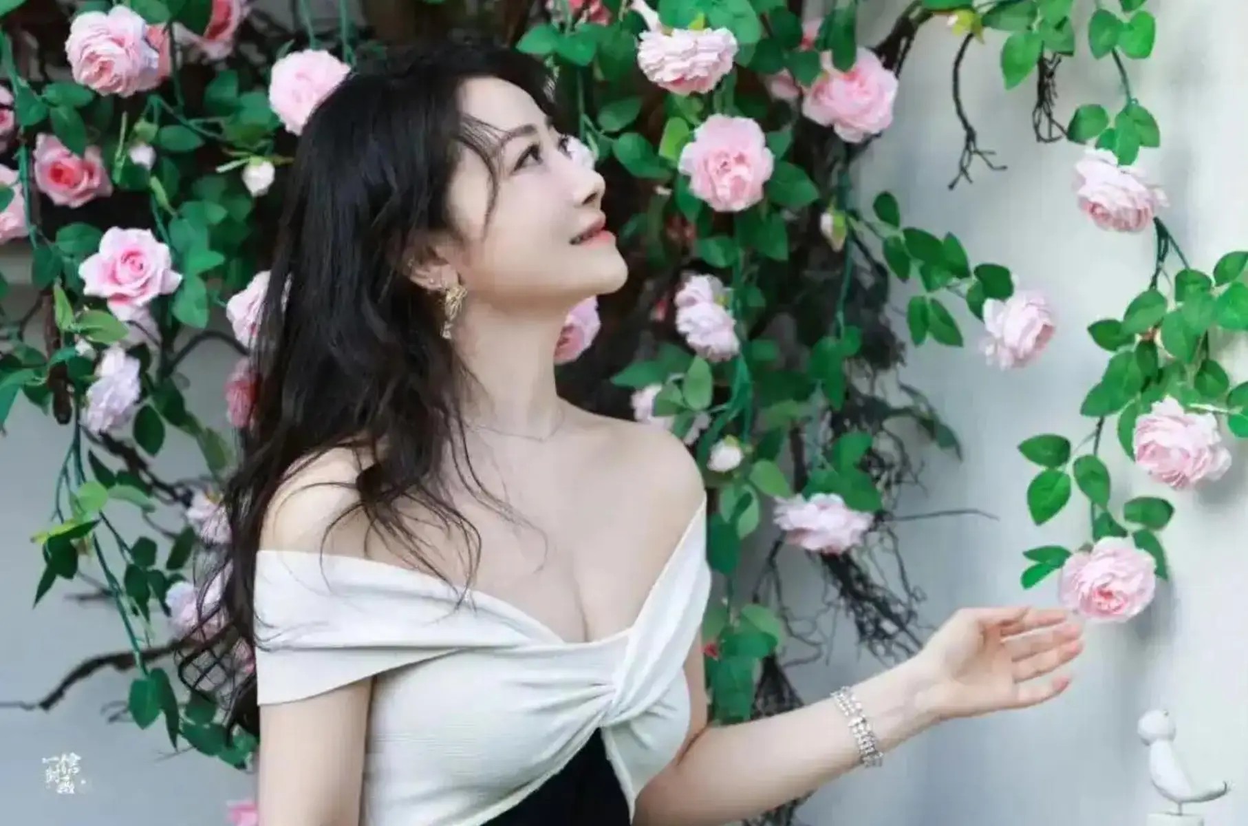 陈冲母女合体拍杂志被嘲,网友抗拒女儿出道,追问弃养双胞胎去向
