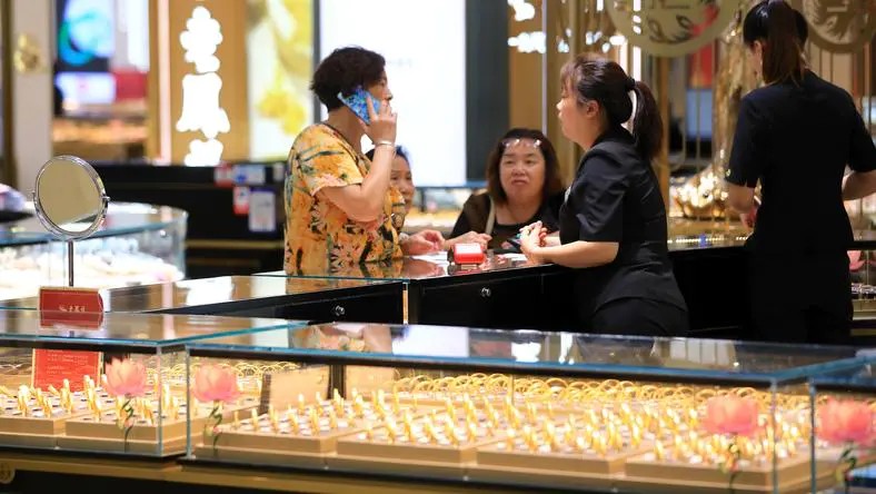 53岁郑秀文自曝运动时伤了腰需坐轮椅!近照曝光神情有些憔悴