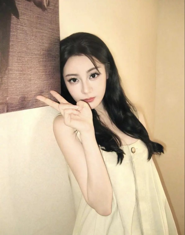 香港知名女星移英多年罕见现身，脸部变化明显，领养孩子视如己出