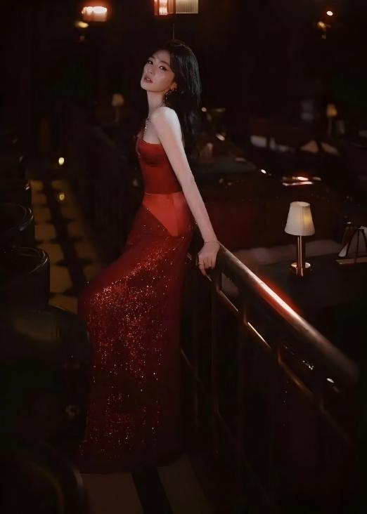 微博之夜颁奖礼，高叶、李乃文偷吃饼干，网友：这俩是真饿了